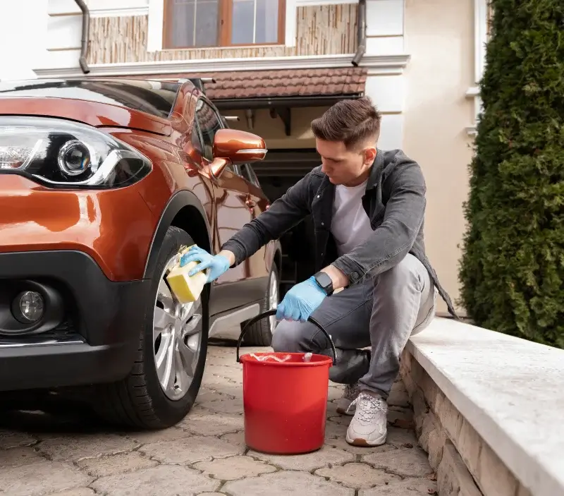 Lavage auto à domicile Sougé-le-Ganelon : professionnel intervenant sur un véhicule